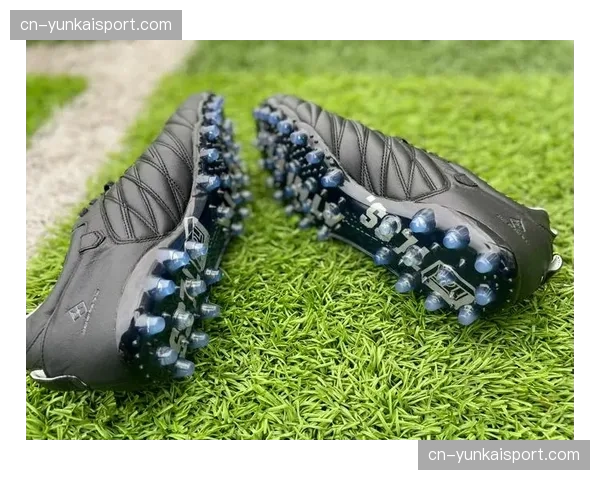 人工草皮与天然草皮交替使用，球员脚踝受力变化易引发软组织劳损