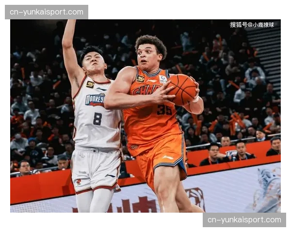 上海全场紧逼防守体系成型，山东进攻发起受限于8秒违例